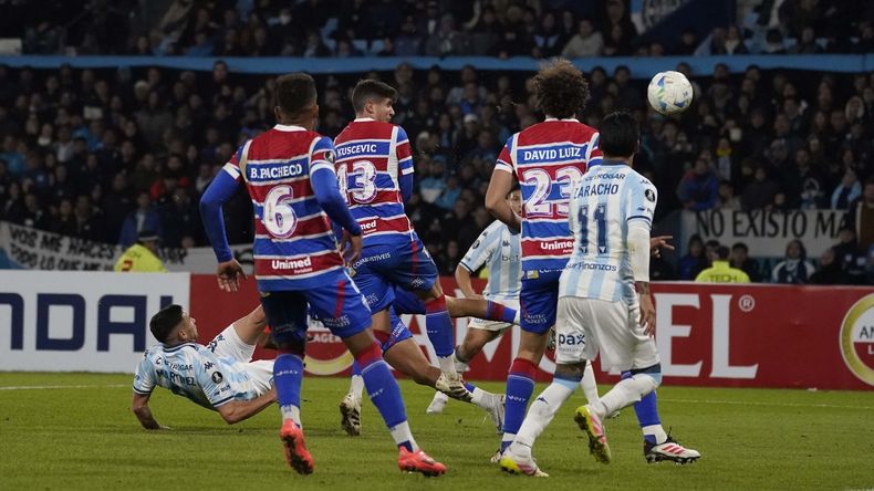 Maravilla Martínez anotó y Racing quedó primero de su grupo.