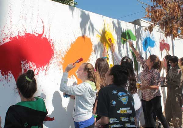 Alumnos del Almafuerte pintaron un mural