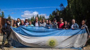 candidatos del fpv le hicieron un piquete a lewis por lago escondido