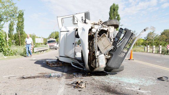 El violento accidente se produjo minutos después de las 8 en la Ruta 22, a la altura del cruce con la calle Paso de los Libres.