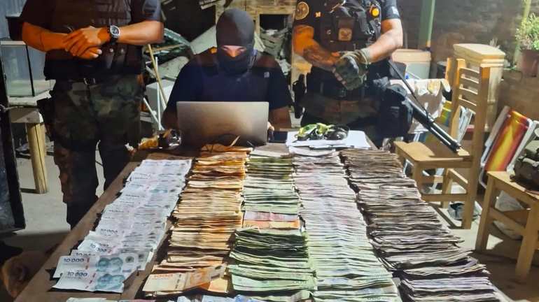 Una importante suma de dinero fue secuestrado tras los allanamientos por drogas.