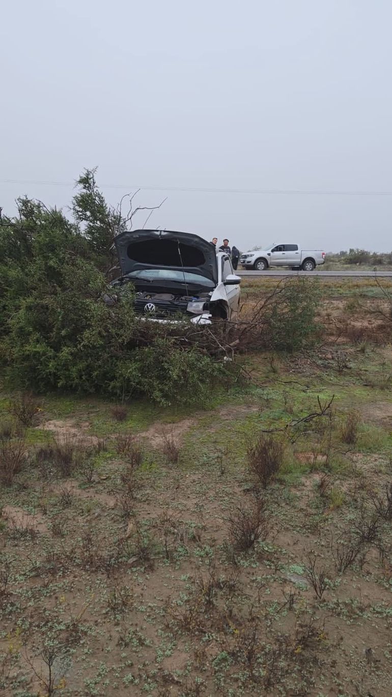 El conductor perdió el control del vehículo, debido al fuerte impacto del neumático. El conductor perdió el control del vehículo, debido al fuerte impacto del neumático. 