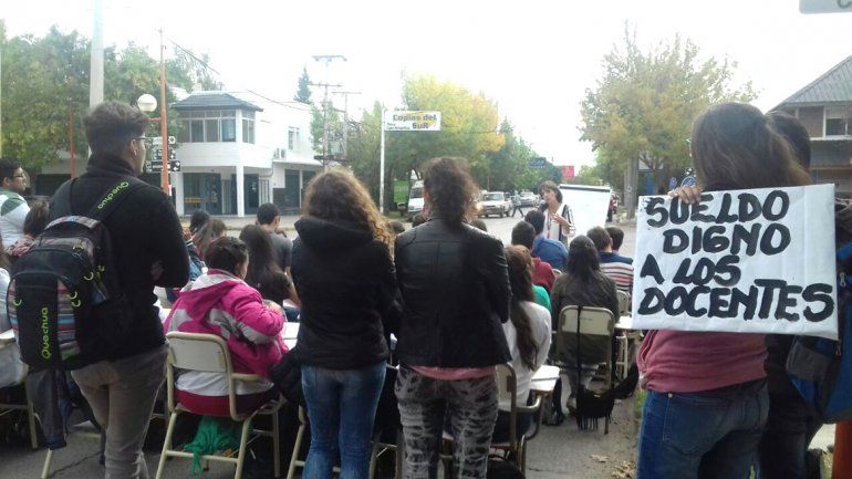 Con clases públicas, estudiantes y docentes de la UNCo exigen más presupuesto