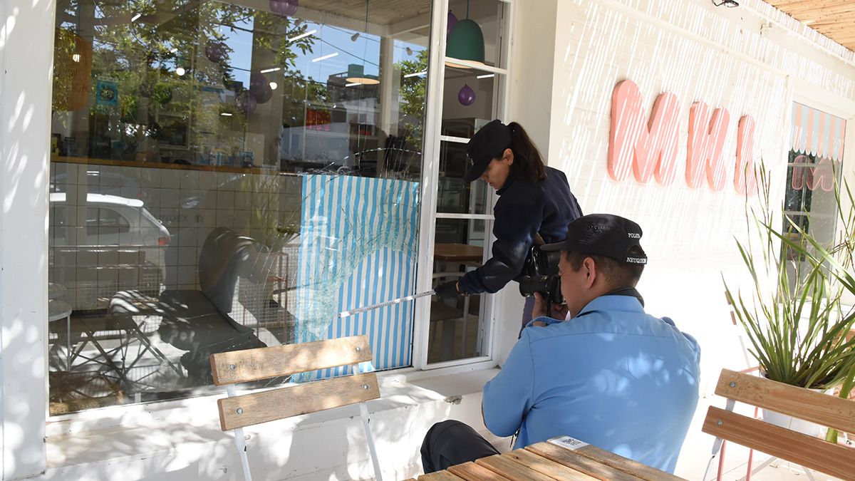 Rompió la vidriera y entró a robar a una heladería