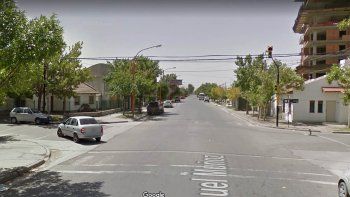 cruzo caminando cuando no debia, la chocaron y cobrara $346 mil