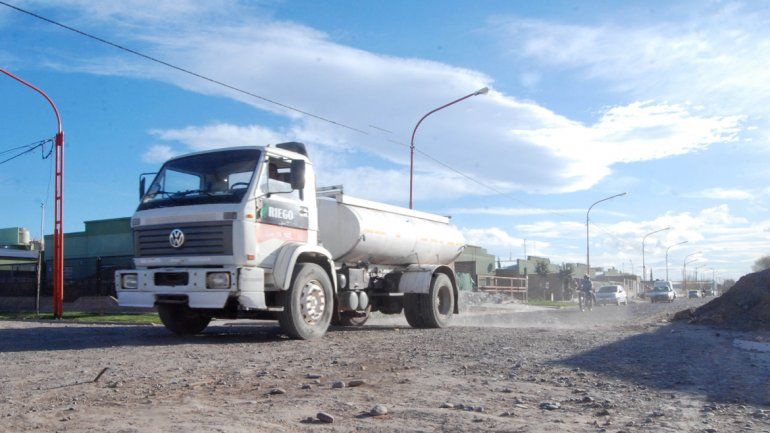 La actividad de los camiones regadores resulta vital para evitar que se levante la polvareda de las calles.