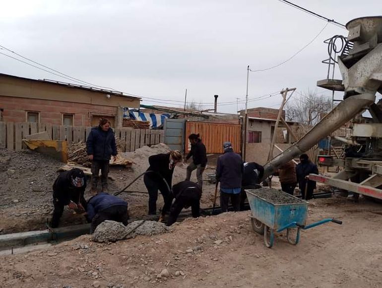 Las cooperativas de trabajo, además de impulsar mejoras en los barrios populares, entre otras iniciativas, han permitido generar fuentes laborales para muchas personas que están sintiendo en carne propia el crudo impacto de la actual situación económica del país.