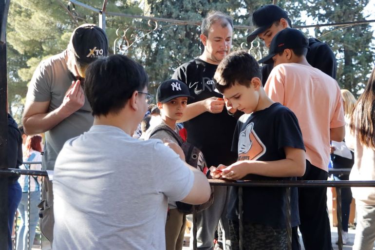 Furor por el cambio de figus del Mundial en el parque Rosauer