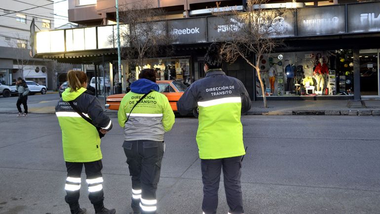 La Dirección de Tránsito lleva adelante los controles en diversos barrios de la ciudad. 