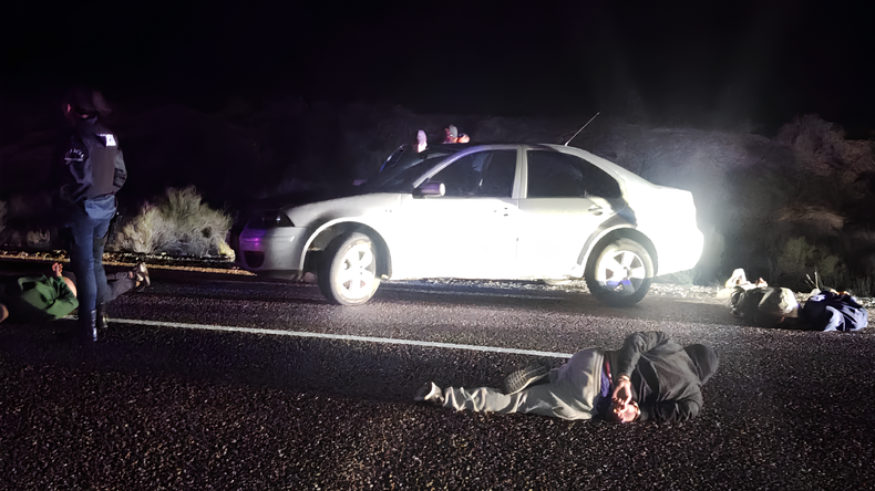 Los tres hombres y el adolescentes escaparon en el VW Bora por la Ruta 6 en dirección a Casa de Piedra. Pero se quedaron sin nafta y fueron atrapados por los policías que los perseguían. | LMCipolletti.com Los tres hombres y el adolescentes escaparon en el VW Bora por la Ruta 6 en dirección a Casa de Piedra. Pero se quedaron sin nafta y fueron atrapados por los policías que los perseguían.