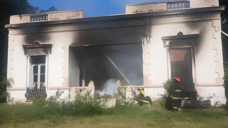 El antiguo palacio se incendió el lunes por la mañana. Después los bomberos encontraron un explosivo. Su dueño dijo que no implicaba peligro.&nbsp;