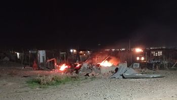 Tras varias denuncias policiales y judiciales sin resultados, pobladores de la toma El Cactus, de Las Perlas, decidieron derribar y quemar la casilla que habitaba una joven que no soportaban por sus insultos y agresiones permanentes.