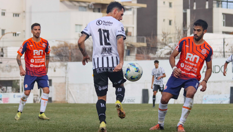 Carin Najul y su calidad. Cipolletti definirá el título el domingo que viene contra Roca tras ganar la ida 1-0. Fotos: Anahí Cárdena