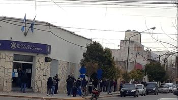 El hombre murió tras descompensarse el Banco Nación, en pleno centro de Allen.