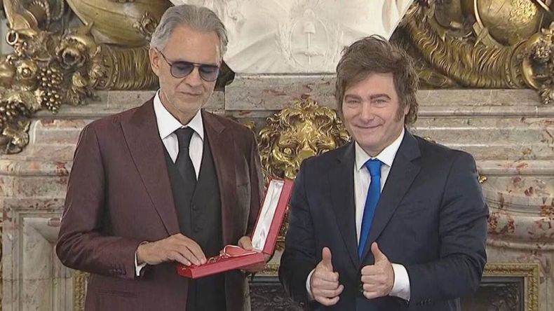 Andrea Bocelli recibiendo la “Condecoración de la Orden de Mayo” de parte de Javier Milei. | LMCipolletti.com Andrea Bocelli recibiendo la “Condecoración de la Orden de Mayo” de parte de Javier Milei.