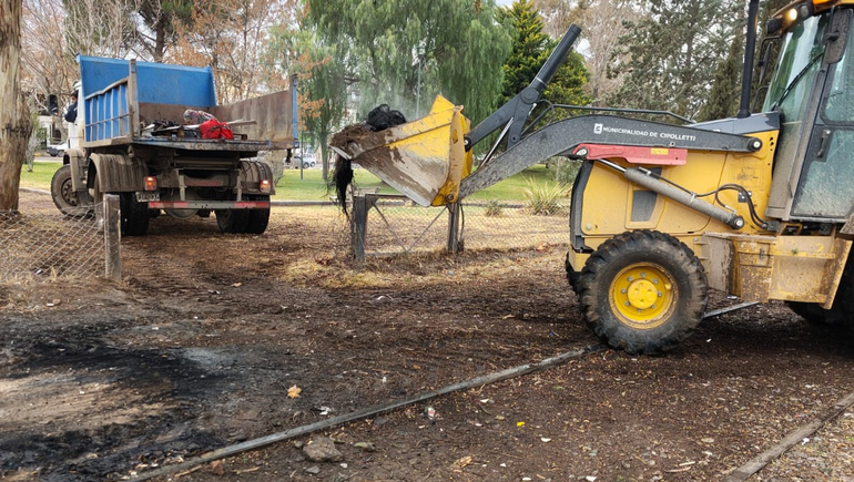 Tras el incidente y la presencia policial, el Municipio avanzó en el retiro de la pertenencias de los sujetos.