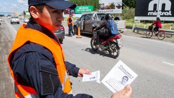 familiares de rodrigo hredil reparten volantes en los puentes carreteros