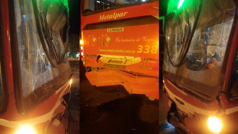 Chocaron dos colectivos en el puente y hubo dos heridos