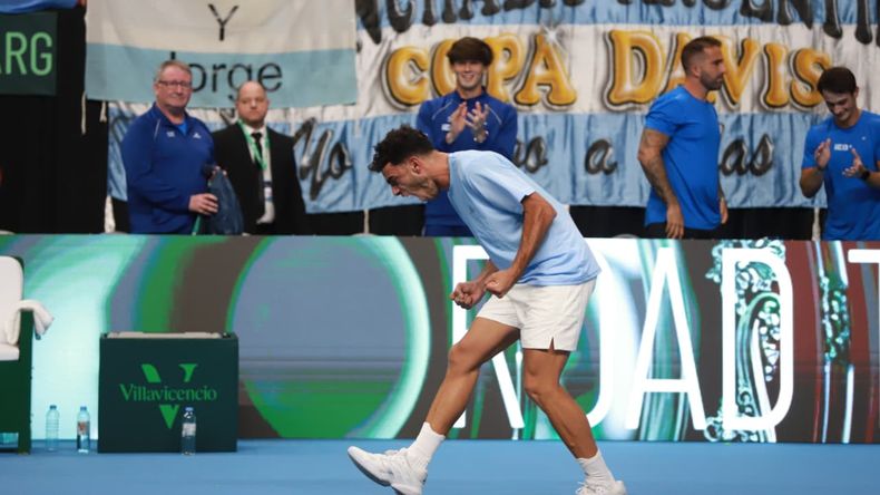 Cerúndolo celebra el primer punto para Argentina. Foto: Claudio Espinoza.