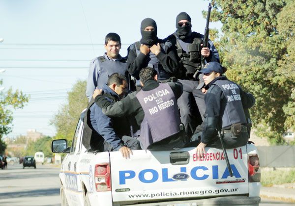 Detuvieron a 16 personas tras múltiples allanamientos en Cipolletti