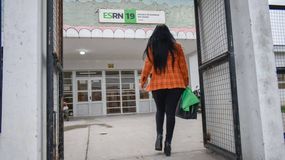 Apuñalan a una adolescente de 15 años en brutal pelea a la salida de la escuela | LMCipolletti.com Apuñalan a una adolescente de 15 años en brutal pelea a la salida de la escuela