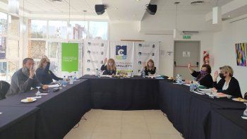 docentes jubilados defienden el homenaje de la polemica