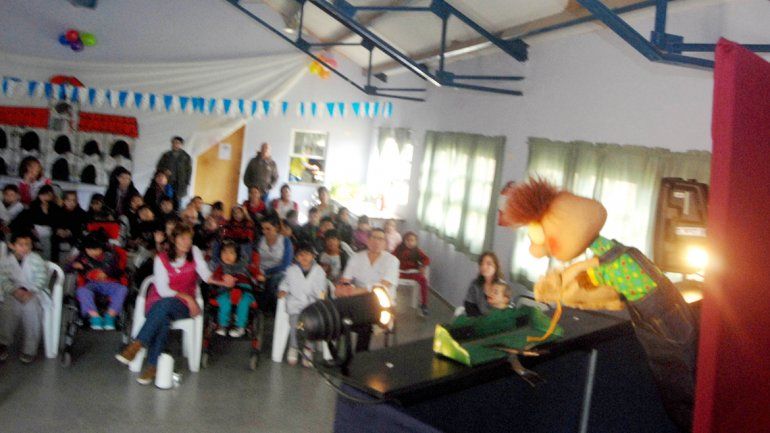 Los títeres pasaron ayer por la Escuela Especial 4 de Cipolletti.