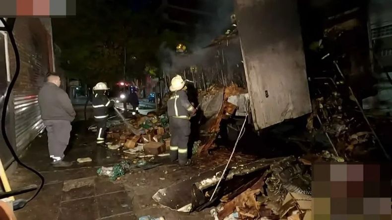 Tremenda explosión de un camión que transportaba quesos frente a un supermercado