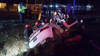 perdio el control y cayo adentro del canal con su audi