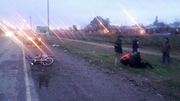 Pareja de policías en grave estado tras chocar contra un auto en Ruta Chica
