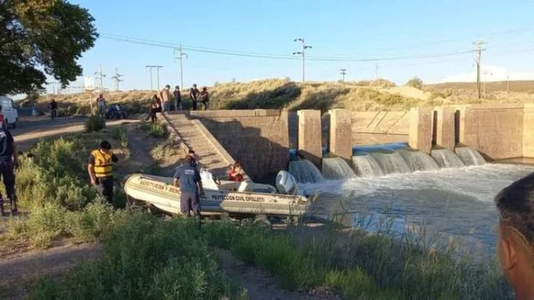 Se arrojó al canal 30 sin saber nadar para salvar a su amigo y no aparece