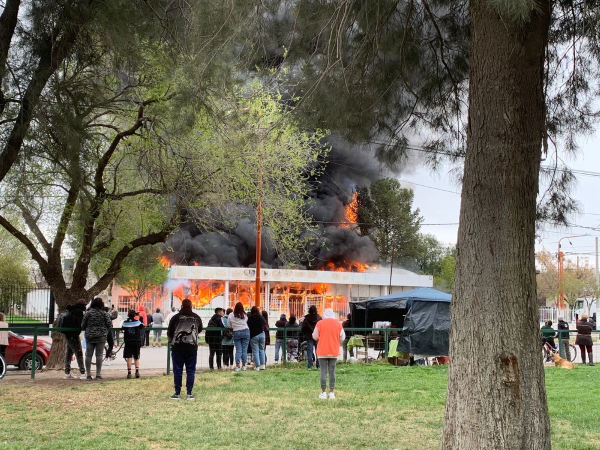 Apuran la reconstrucción del centro comunitario incendiado