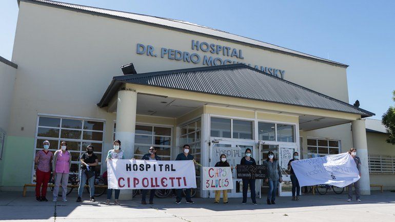 Trabajadores de salud volvieron a manifestarse frente al hospital 