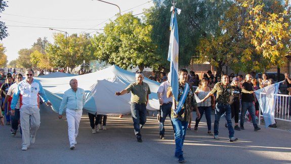 Un gran desfile por Malvinas copó las calles del barrio Don Bosco