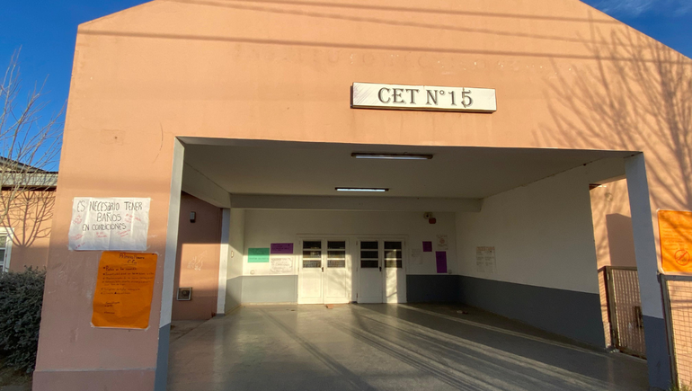 El CET 15 de Cipolletti suspendió las clases para fumigar el establecimiento por presencia de cucarachas.