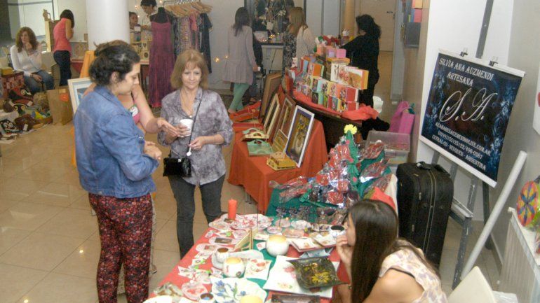 Habrá alrededor de 30 stands en el salón de Bomberos.