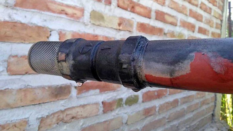 Denuncian que encontraron hidrocarburos en el agua de pozo en Roca