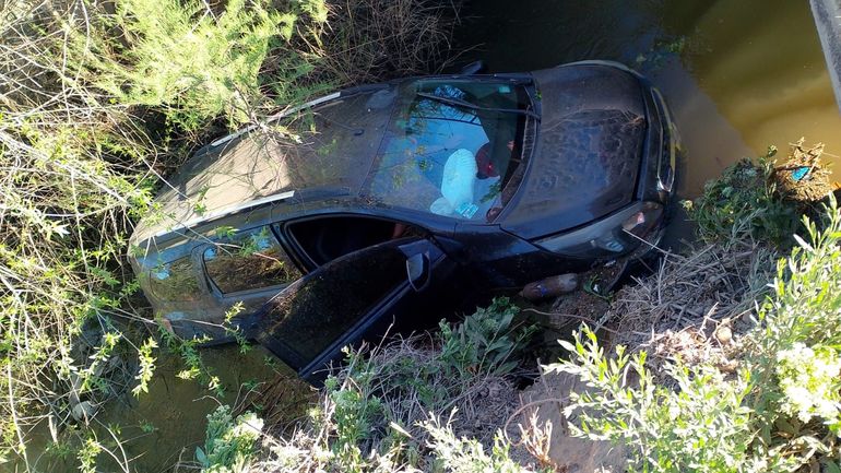 El hecho se registr&oacute; cerca de las 9:30 am del domingo, cuando un autom&oacute;vil Chevrolet familiar con varios ocupantes termin&oacute; dentro de un canal de desag&uuml;e sobre calle Rimelle.