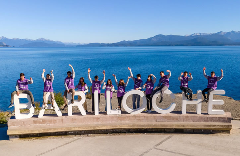 Miles de estudiantes de todo el país llegan a Bariloche a disfrutar su egreso. Miles de estudiantes de todo el país llegan a Bariloche a disfrutar su egreso.