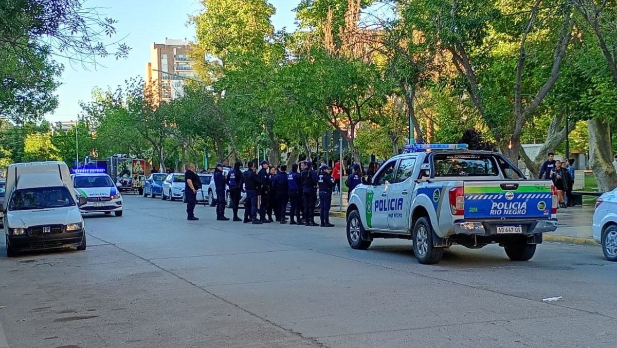 Un numeroso grupo de policías participó en el operativo en la plaza San Martín por las peleas entre jovenes.&nbsp;