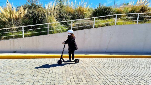 La diputada neuquina que cambió el auto por el monopatín