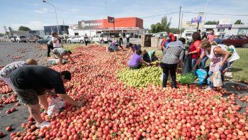 productores del valle se preparan para el frutazo en plaza de mayo productores del valle se preparan para el frutazo en plaza de mayo