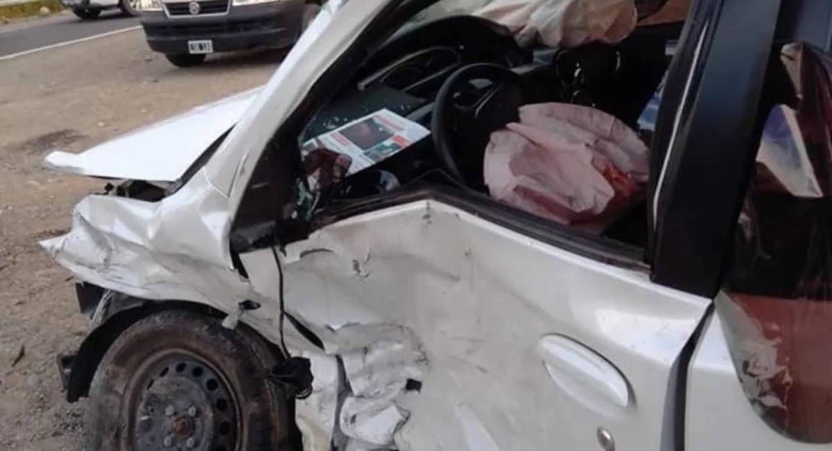 Así quedó uno de los vehículos que intervino en el grave accidente.