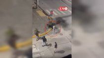 en imagenes, la pelea viral y una trompada que rozo la tragedia en el centro de neuquen