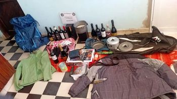 Los dos ladrones habían desvalijado la casa del lago Pellegrini. Los atrapó la policía cuando caminaba por la banquina de la ruta que conduce a Cinco Saltos.&nbsp;