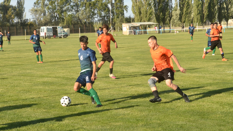 El fútbol de los Juegos de la Araucanía en Cipolletti. Fotos: Antonio Spagnuolo