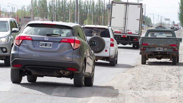 Cada vez más valletanos utilizan la Ruta Chica para llegar a Neuquén. En horarios pico se circula a paso de hombre.