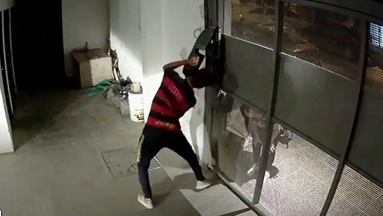 Video: así se roban una moto de adentro de un edificio en Cipolletti
