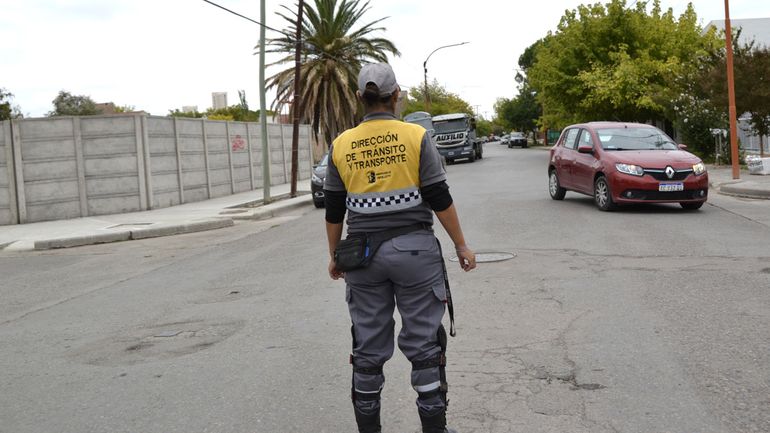 Una conductora fue embestida por otro automóvil, tras darle el paso a un ciclista. Una conductora fue embestida por otro automóvil, tras darle el paso a un ciclista.