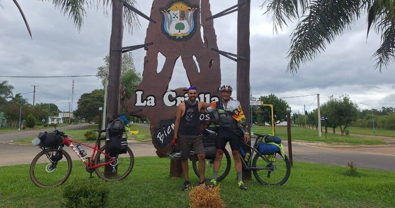 Promesa y hazaña cumplida. Daniel junto a su sobrino que lo acompañó en la travesía. Foto gentileza Miguel Parra.